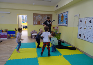 Dzieci ze Stokrotek tańczą do muzyki.