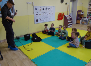 Muzyczna przygoda z gitarą elektryczną w grupie Stokrotki