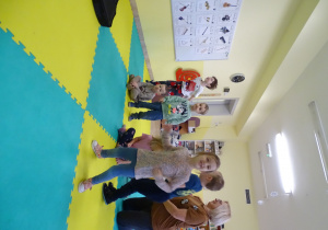 Dzieci ze Stokrotek tańczą do muzyki.