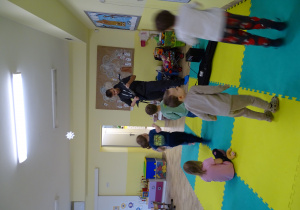 Dzieci ze Stokrotek tańczą do muzyki.