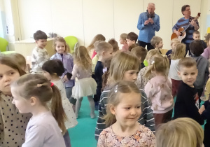 Bratki i Niezapominajki podczas koncertu muzycznego.