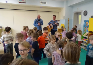 Bratki i Niezapominajki podczas koncertu muzycznego.