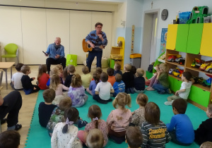 Bratki i Niezapominajki podczas koncertu muzycznego.