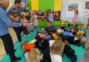 Bratki i Niezapominajki podczas koncertu muzycznego.