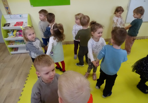 Stokrotki i Rumianki podczas koncertu muzycznego.