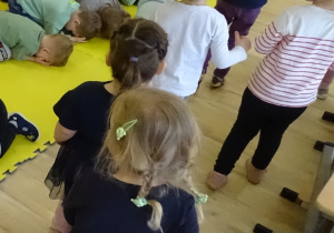 Stokrotki i Rumianki podczas koncertu muzycznego.