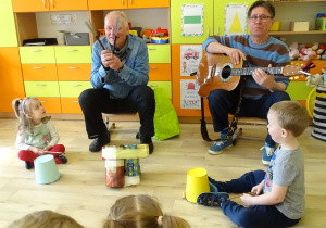 Dzieci grają na eko perkusji.