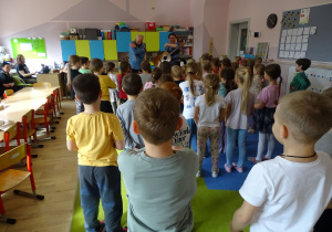 Chabry, Słoneczniki i Maki podczas koncertu muzycznego.