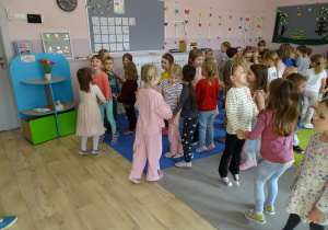 Chabry, Słoneczniki i Maki podczas koncertu muzycznego.