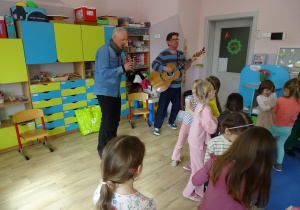 Chabry, Słoneczniki i Maki podczas koncertu muzycznego.