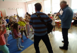 Chabry, Słoneczniki i Maki podczas koncertu muzycznego.