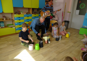 Dzieci grają na eko perkusji.