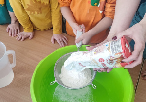 Przygotowanie masy solnej przez dzieci.