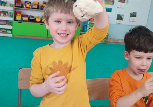 Zabawa dinozaurami i masą solną.