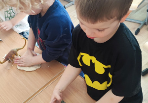 Zabawa dinozaurami i masą solną.