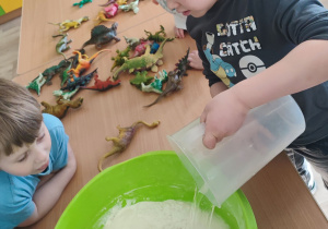 Przygotowanie masy solnej przez dzieci.