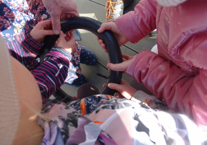 dzieci trzymają dętkę