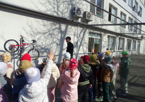 dzieci patrzą na rower