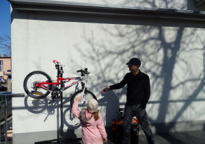 dziewczynka dotyka rowerowe koło