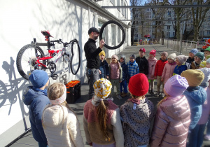 Pan pokazuje dzieciom elementy z jakich składa się koło do roweru