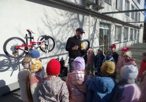 dzieci patrzą na dętkę