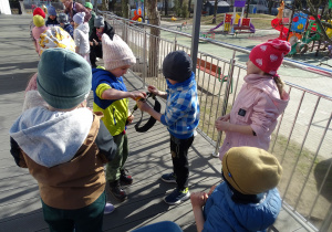 chłopcy pompują dętkę