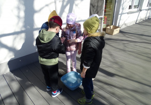 dzieci szukają w dętce dziury