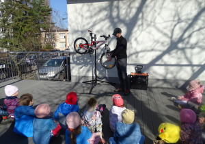 Pan z serwisu montuje koło