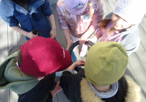 dzieci zaklejają dziurę w dętce