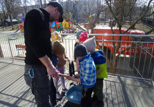 dzieci trzymają dętkę