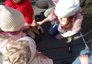 dziewczynki przyklejają łatkę