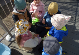 dzieci przyklejają łatkę