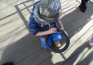 chłopiec ściera miejsce w którym jest dziura w dętce