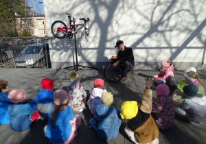 dzieci patrzą na koło