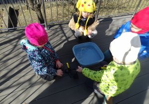 dzieci pompują dętkę