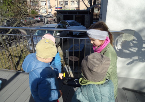 dzieci trzymają i pompują dętkę