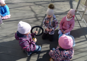 dziewczynka pompuje dętkę