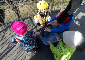 dzieci sprawdzają w misce z wodą gdzie jest dziura w dętce