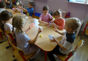 dzieci nawijają kordonek na baloniki