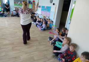 Pani Ania wita dzieci