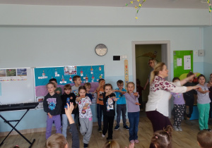 dzieci machają rękami