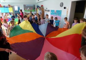 dzieci bawią się chustą animacyjną