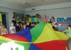 dzieci machają chustą