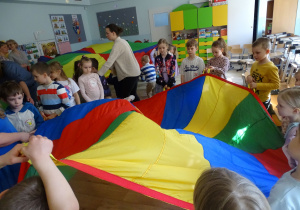 dzieci machają chustą