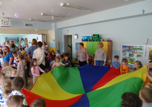 dzieci trzymają chustę