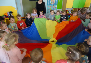 dzieci machają chustą