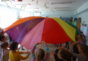 dzieci trzymają chustę w górze