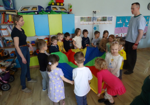 dzieci chodzą z chustą