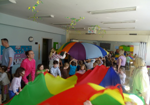 dzieci machają chustą