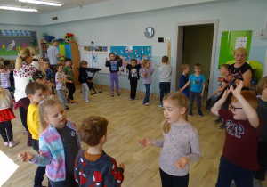 dzieci stoją i śpiewają